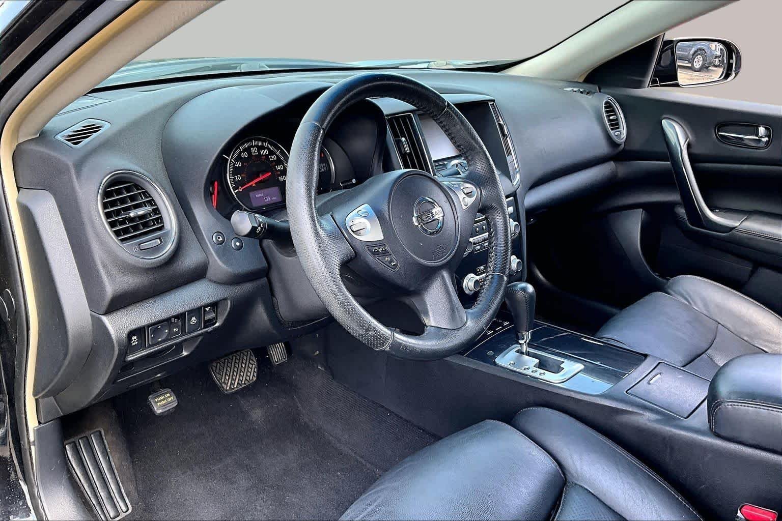 Used 2014 Super Black Nissan 3.5 SV image 15