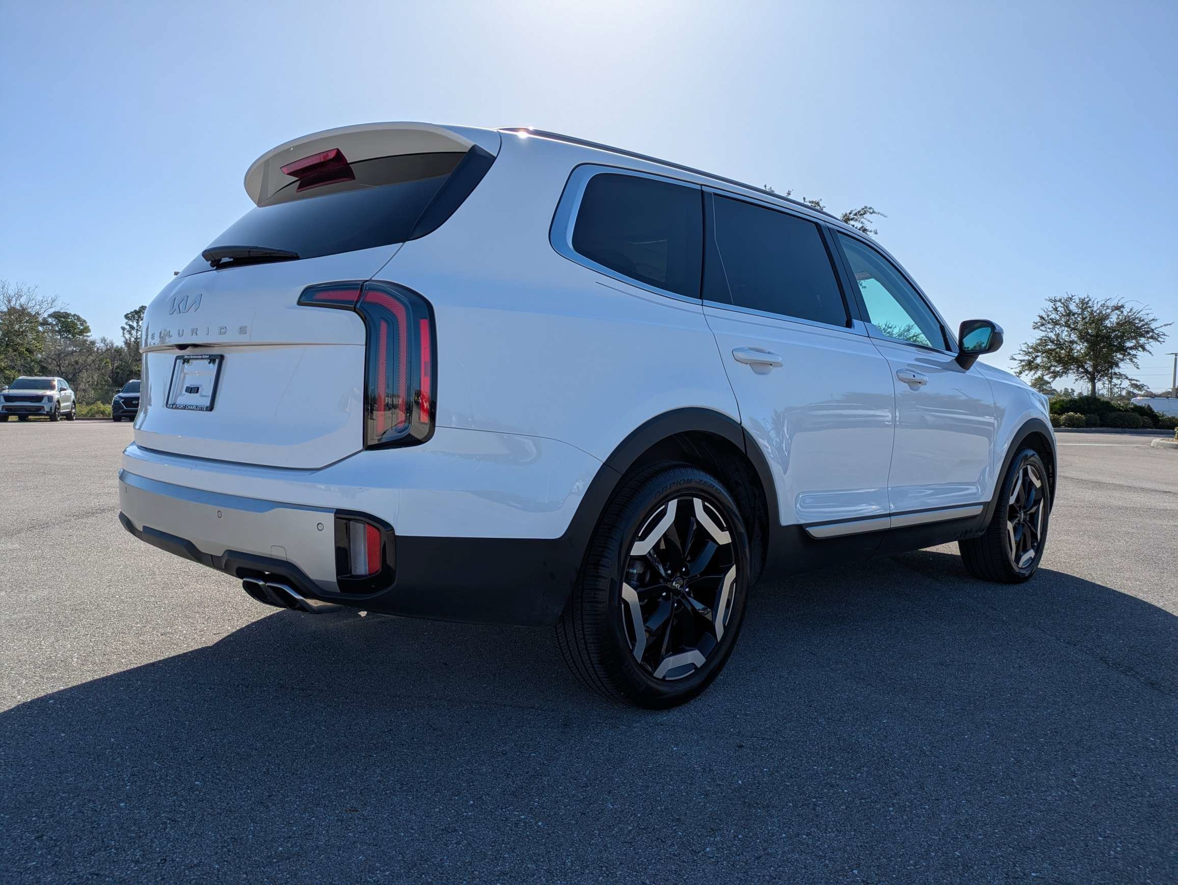 Certified Used 2024 Glacial White Pearl Kia EX image 4