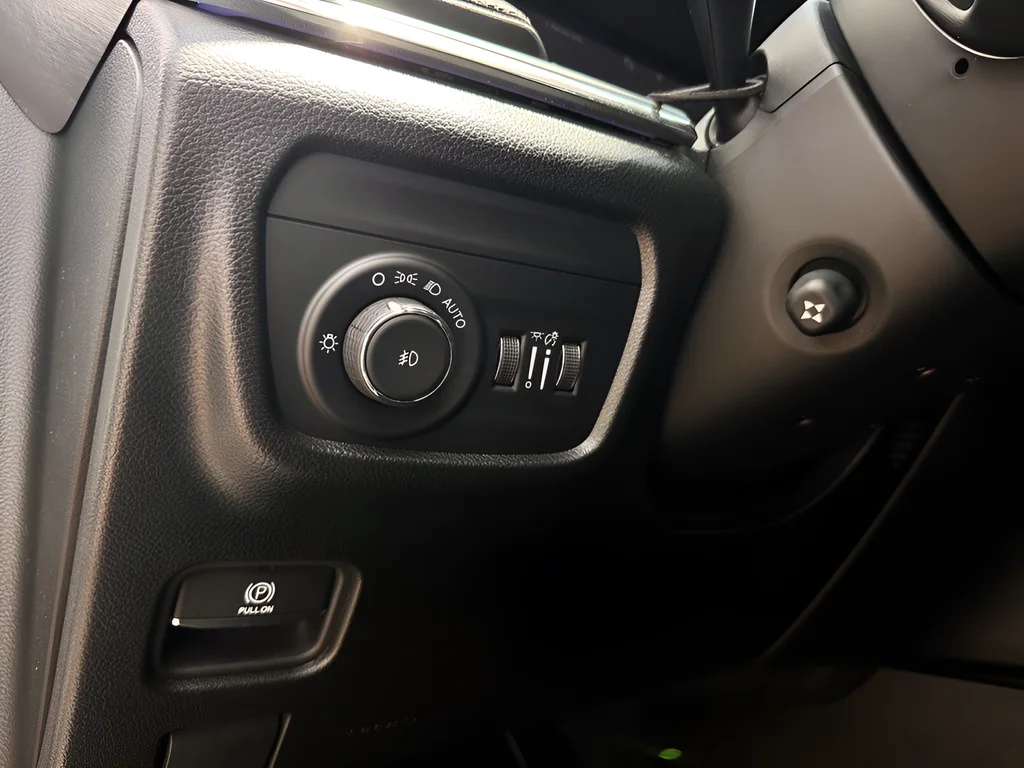Used 2023 White/off-white Jeep Overland image 15