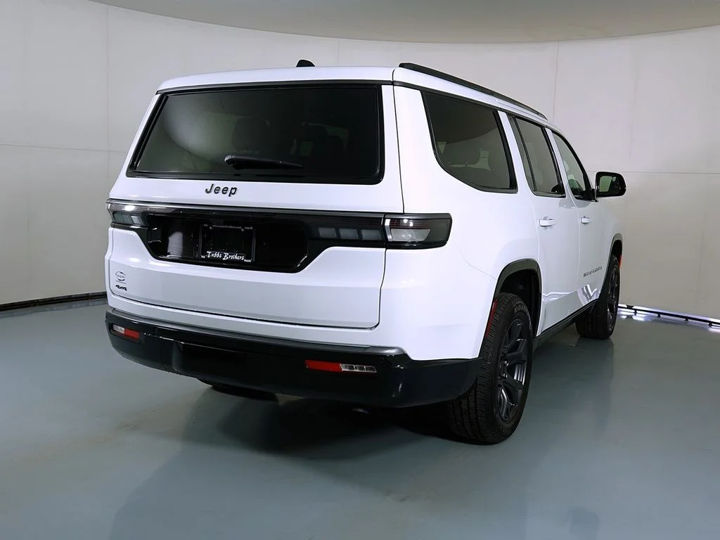 New 2026 Bright White Clear-Coat Exterior Paint Jeep Limited Altitude image 8