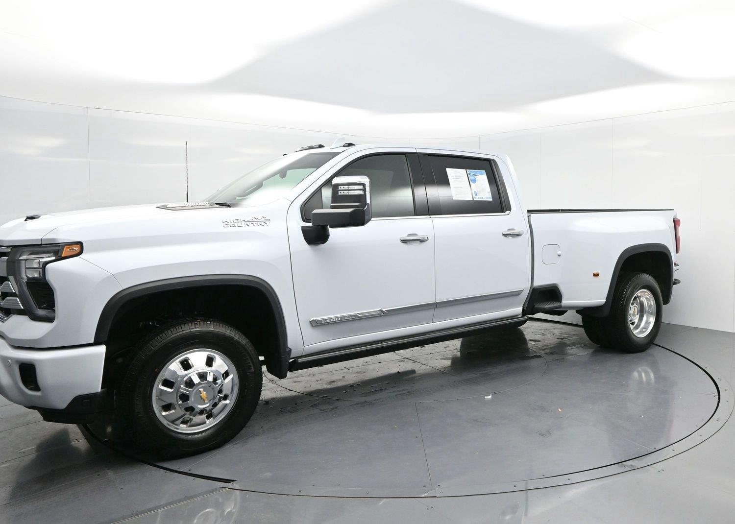 Used 2026 Polar White Tricoat Chevrolet High Country DRW image 4