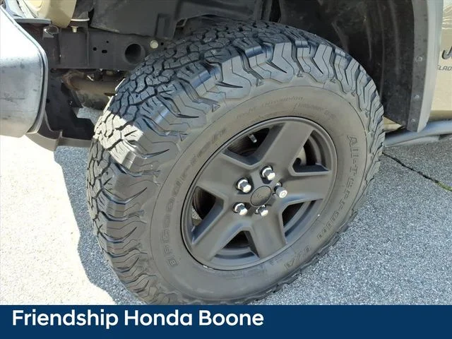 Used 2020 Green Jeep Sport image 3