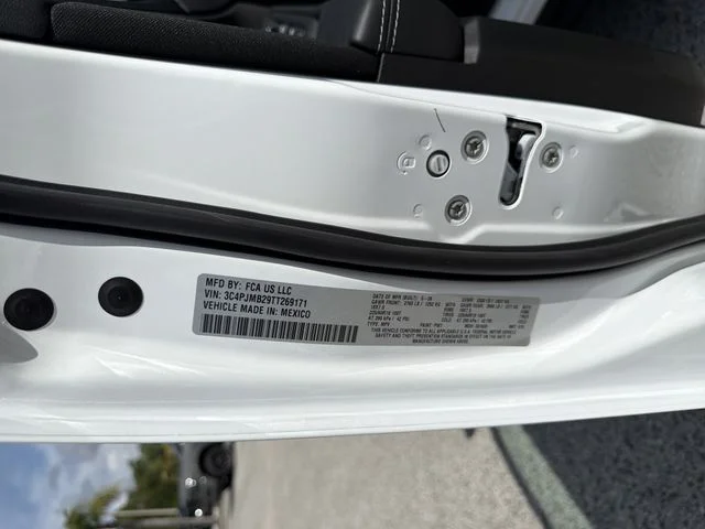 New 2026 Bright White Clear-Coat Exterior Paint Jeep Laredo image 32