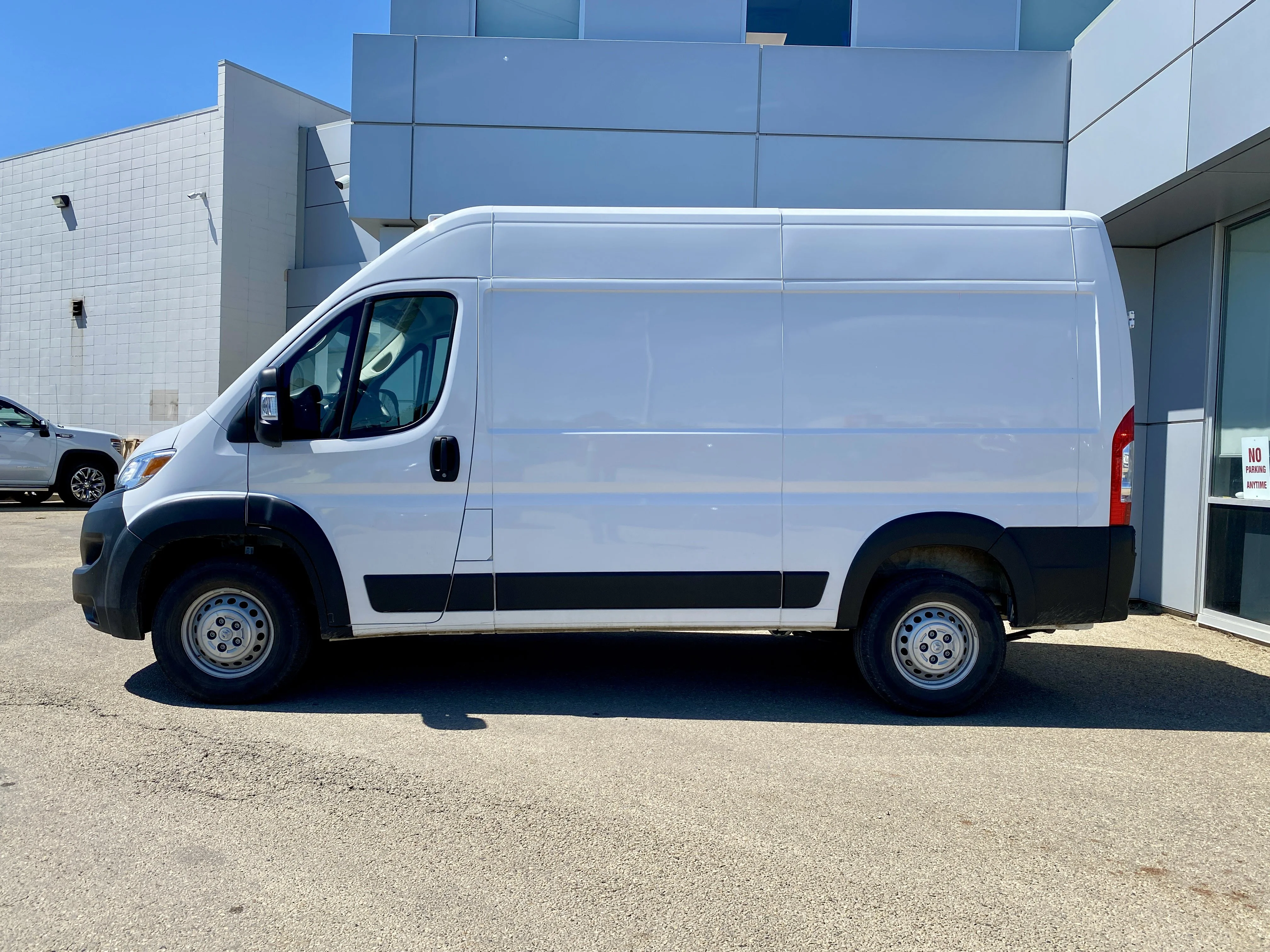 Used 2025 White Ram Tradesman 2500 High Roof 136 WB * RADAR CRUISE * APPLE CARPLAY/ANDROID AUTO * image 2