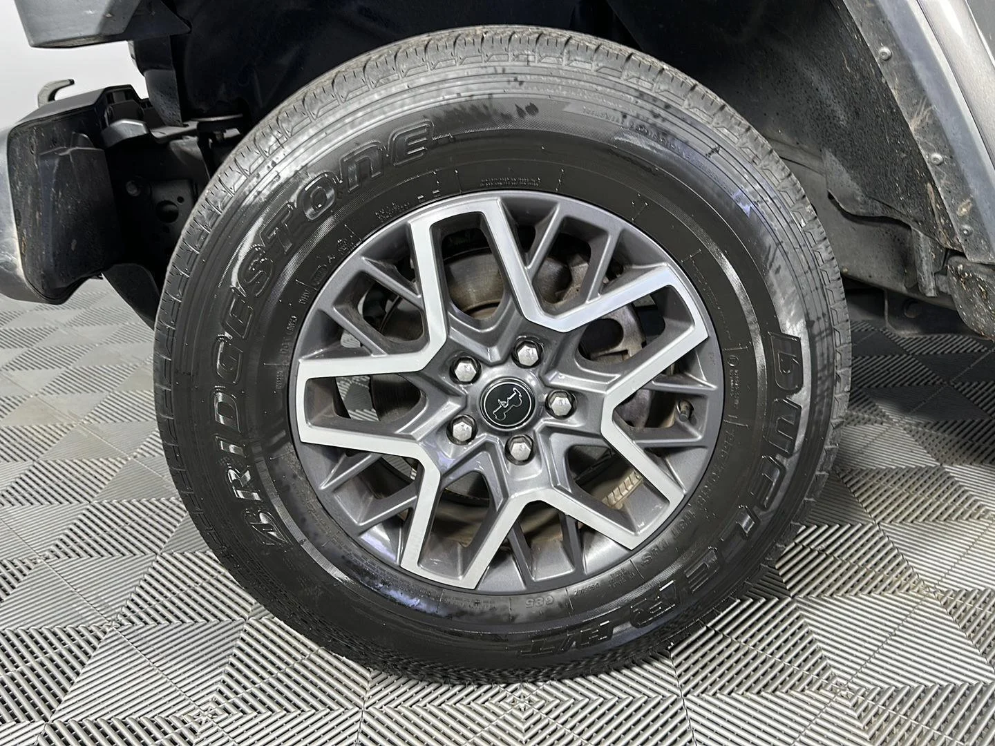 Used 2024 Granite Crystal Metallic Clearcoat Jeep Sahara image 9