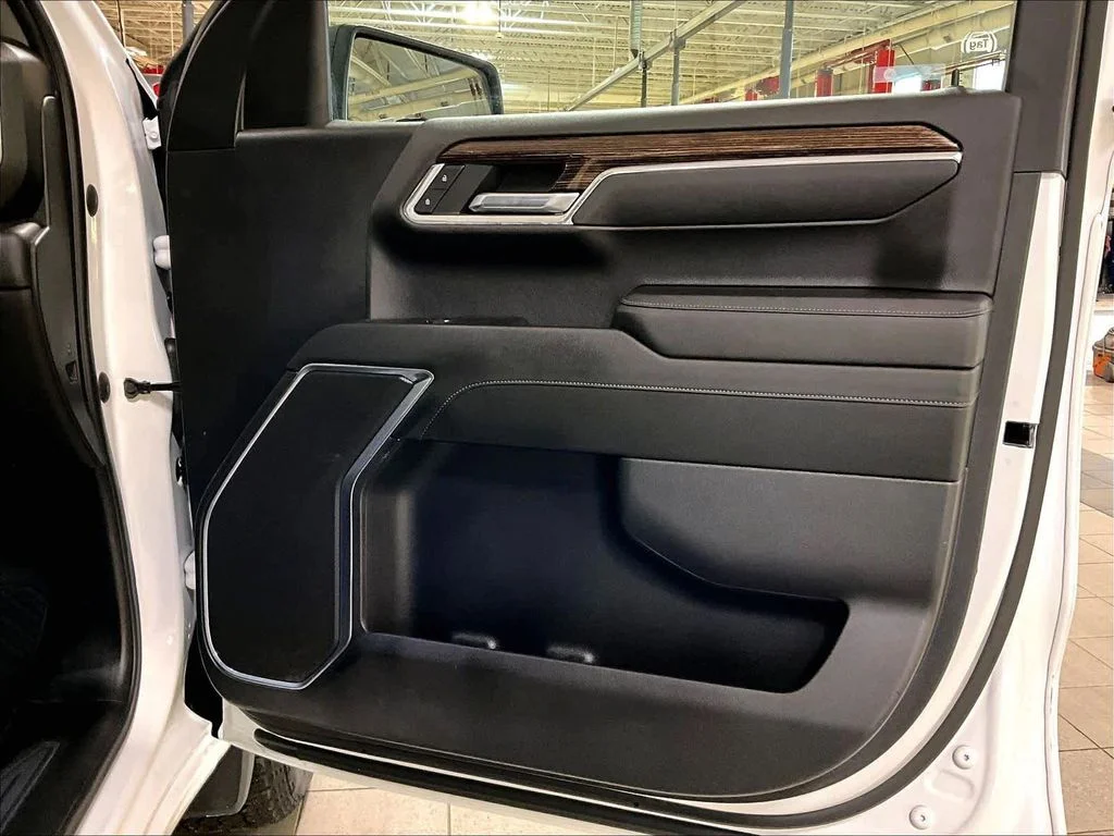 Used 2023 White GMC Elevation image 12