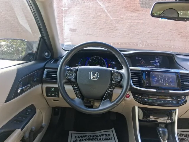 Used 2017  Honda Touring image 19
