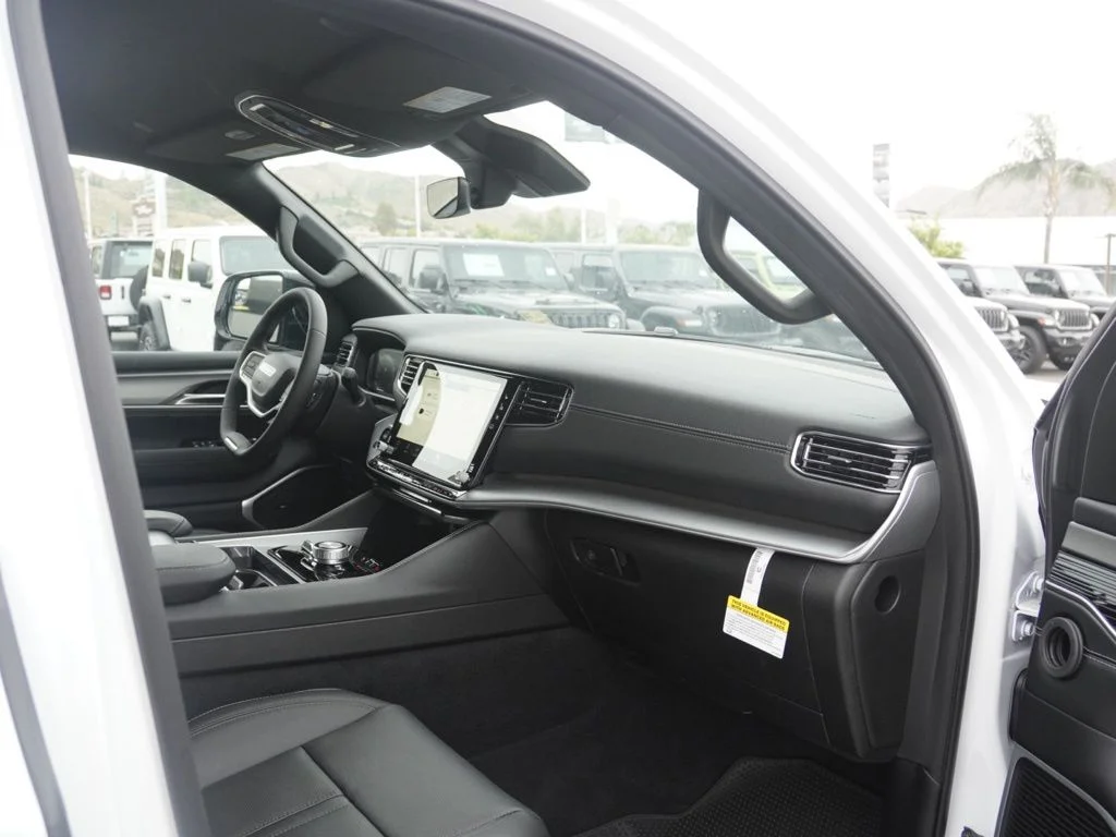 New 2026 Bright White Clear-Coat Exterior Paint Jeep  image 22