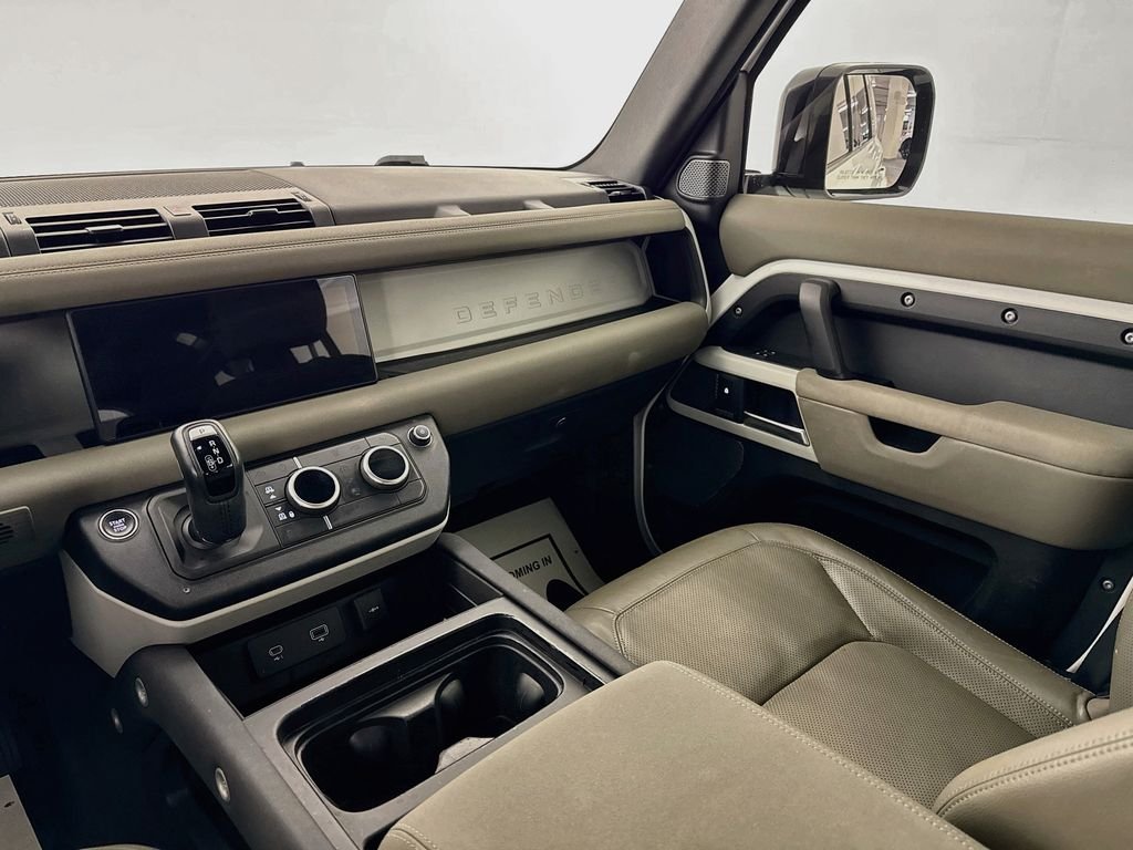 Used 2023 White Land Rover SE image 24