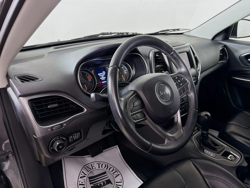 Used 2019 Gray Jeep Latitude Plus image 10