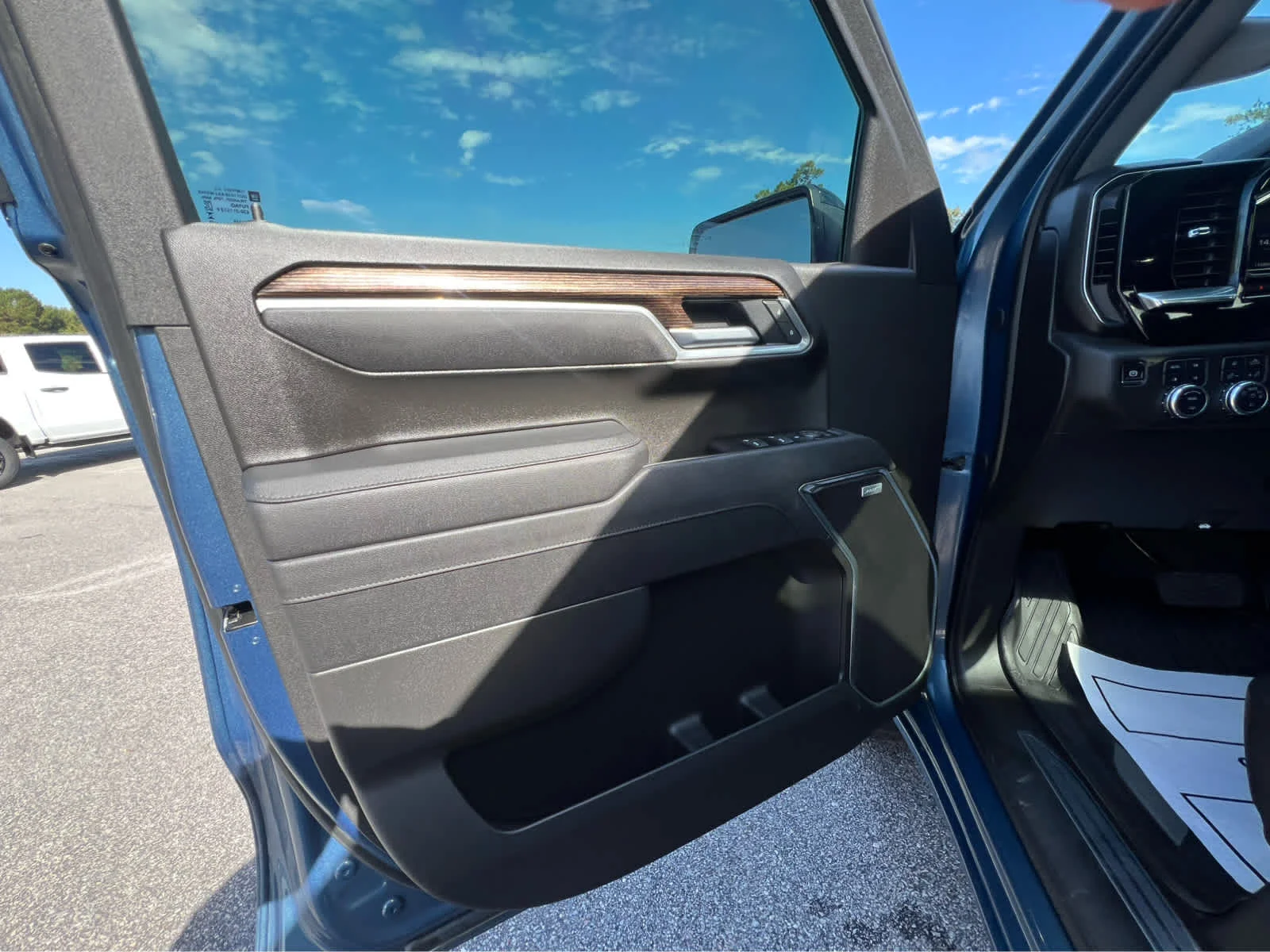 Used 2025 Downpour Metallic GMC Elevation image 9