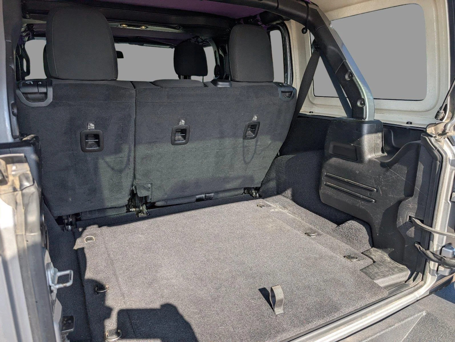 Used 2020 Billet Silver Metallic Clearcoat Jeep Sahara image 37