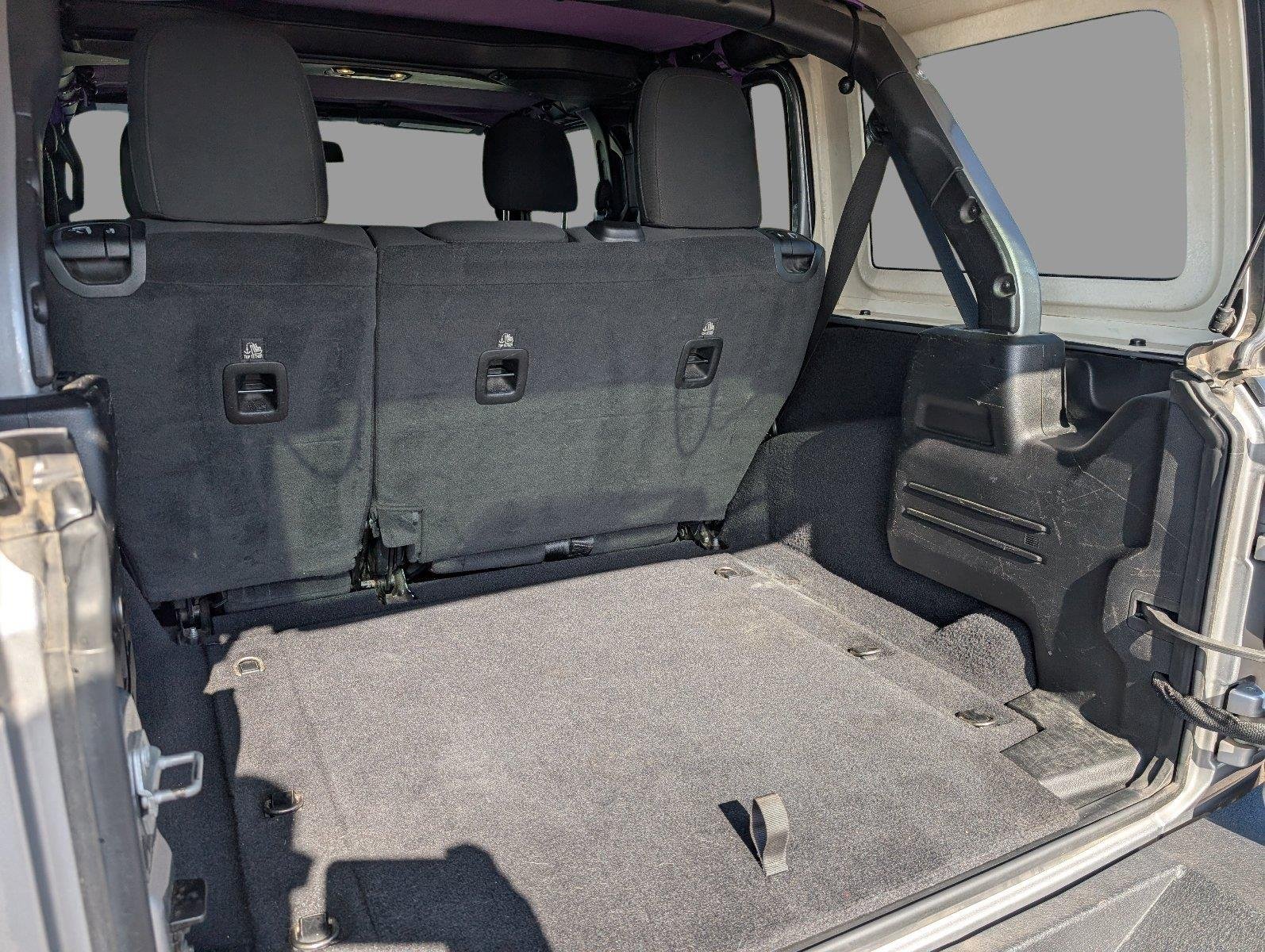 Used 2020 Billet Silver Metallic Clearcoat Jeep Sahara image 37