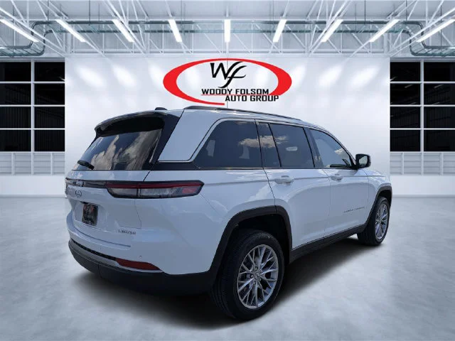 New 2027 Bright White Clear-Coat Paint Jeep Limited image 3