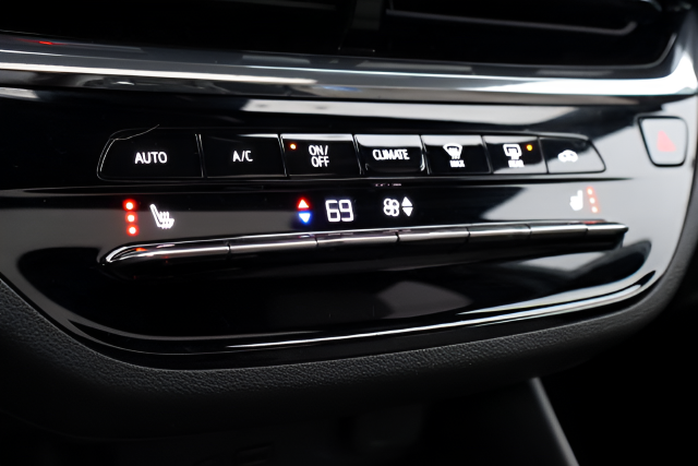 Used 2025 White Buick Avenir image 20