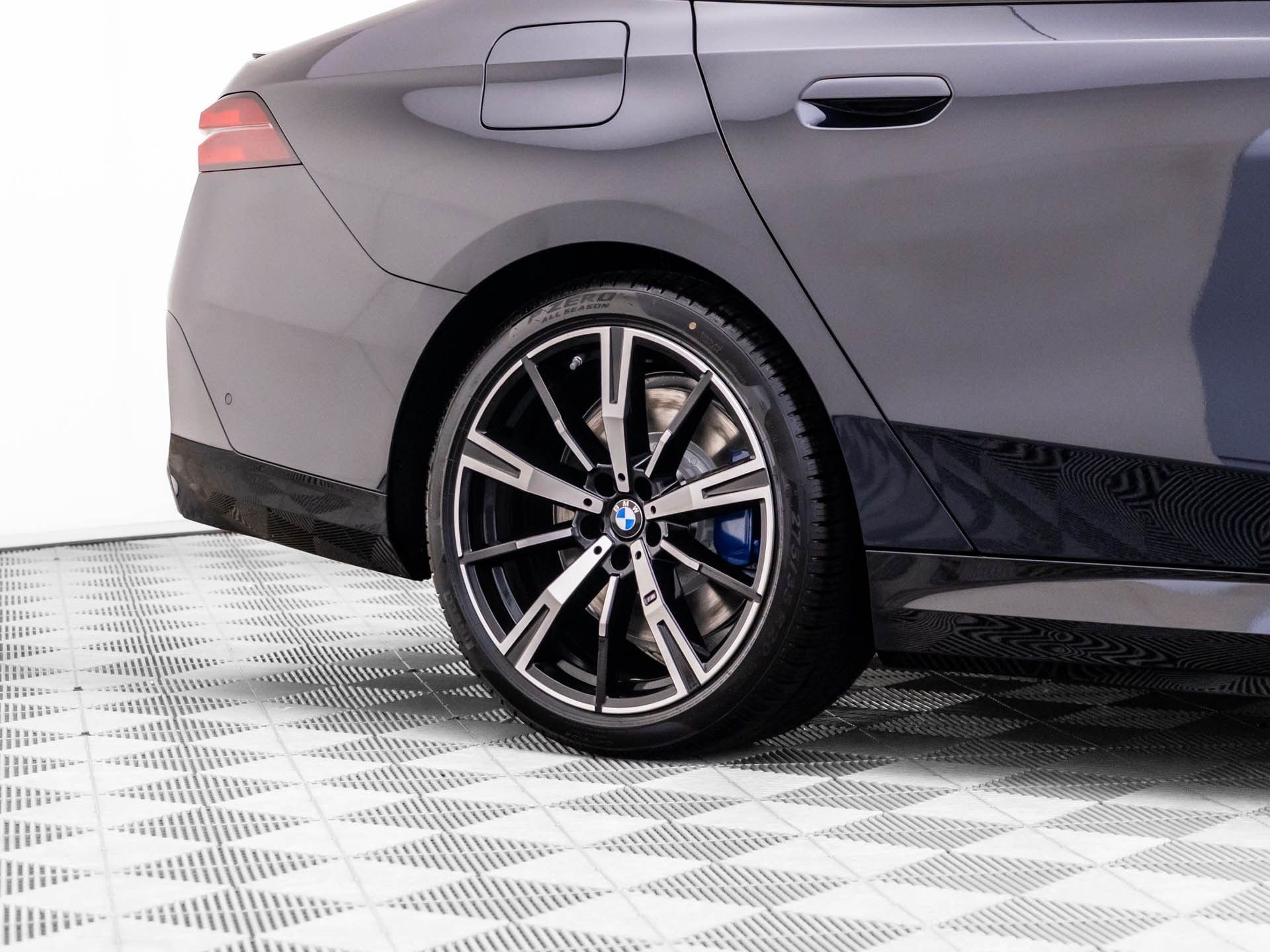 New 2027 Carbon Black Metallic BMW 550e xDrive image 34
