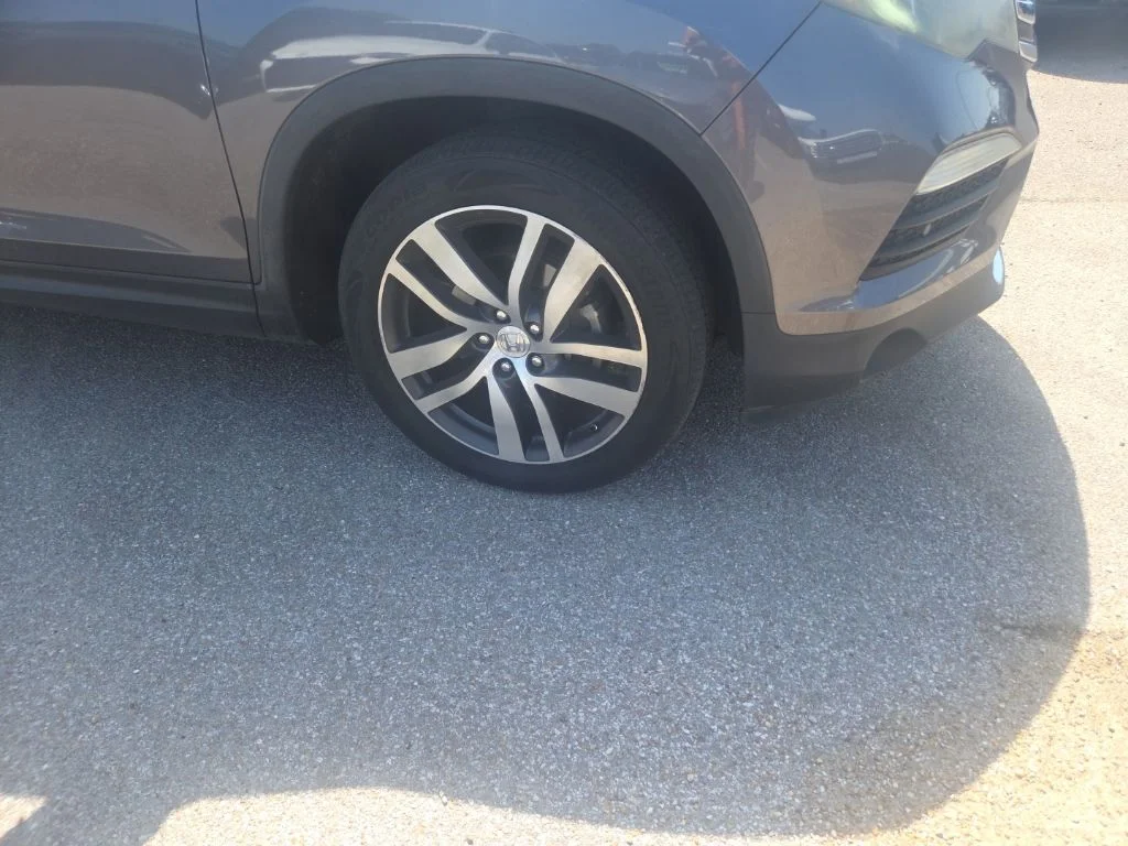 Used 2017  Honda Touring image 11