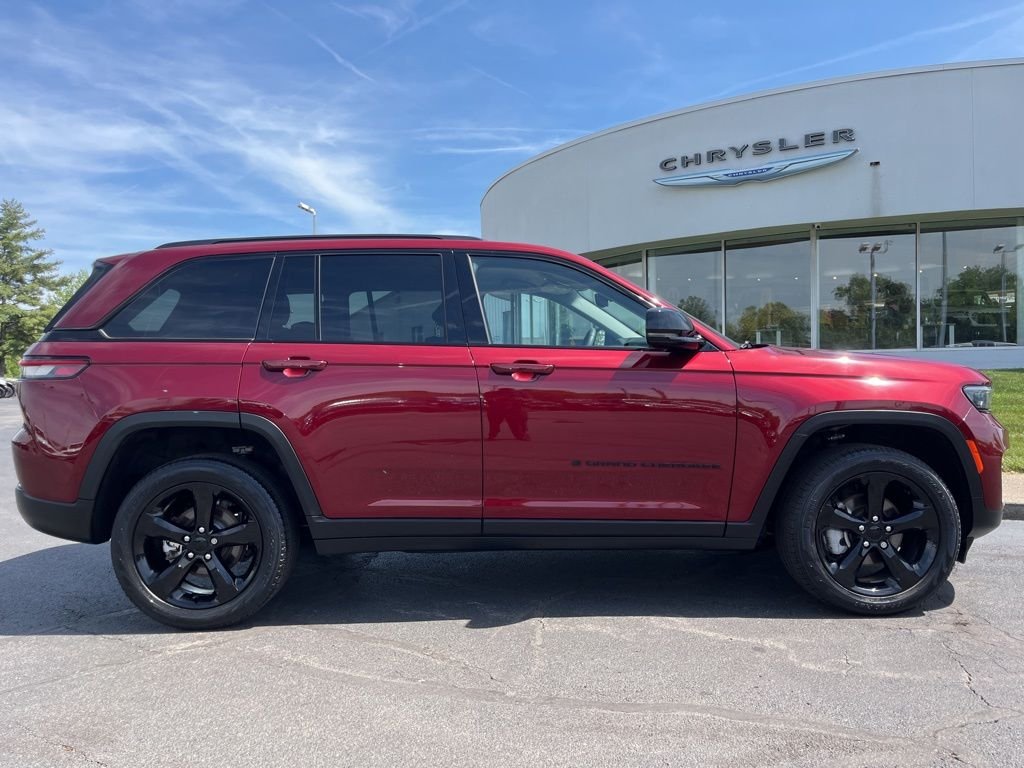 Used 2023 Velvet Jeep Limited image 47