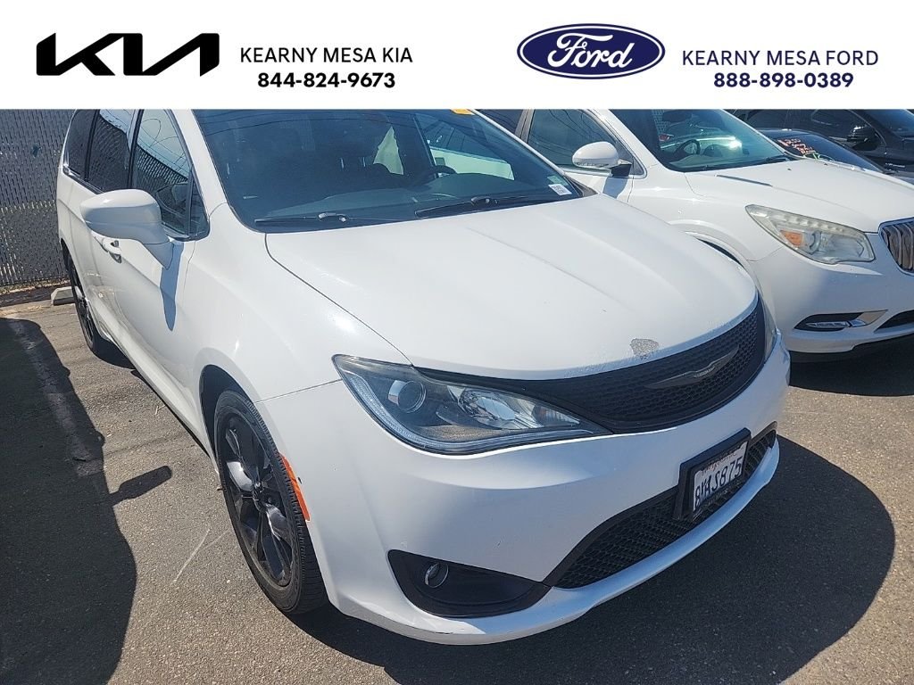 Used 2019 White Chrysler Touring L image 1