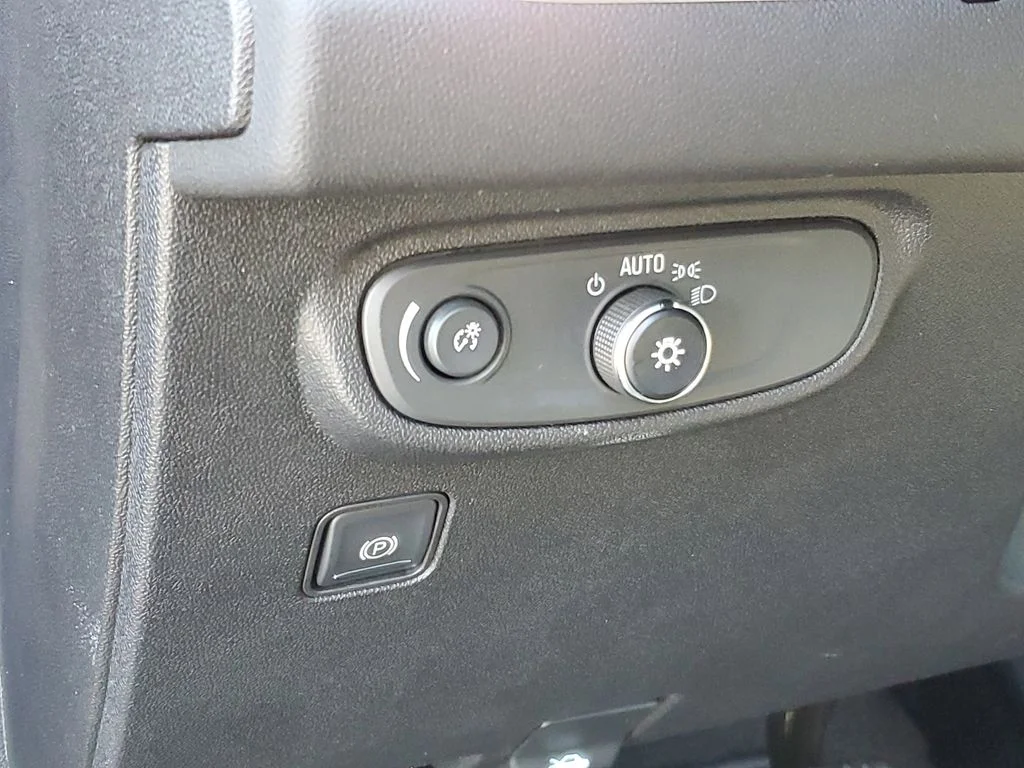Used 2018 Ebony Twilight Metallic GMC SLE image 8