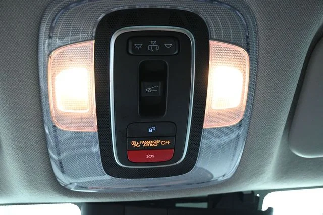 Used 2025 White Hyundai SEL Convenience image 36
