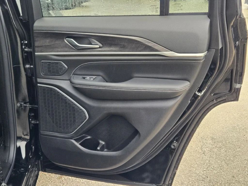 New 2026 Diamond Black Crystal Pearl-Coat Exterior Paint Jeep Limited Reserve image 9