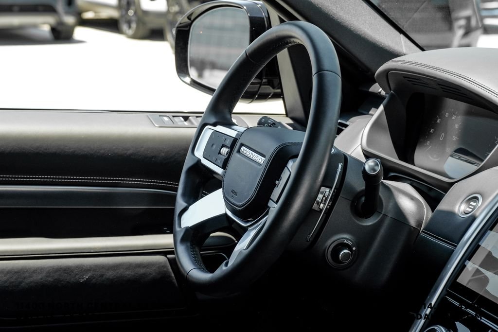 Certified Used 2025 Black Land Rover Metropolitan Edition image 18