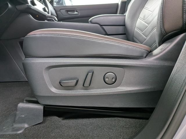 Used 2025 Gray Nissan Platinum image 17