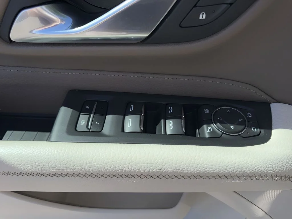 Used 2023 White GMC Denali image 27