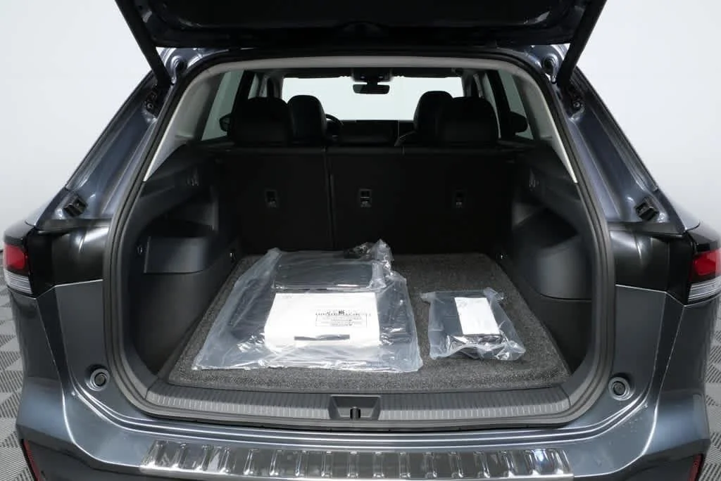 New 2026 Platinum Gray Metallic Volkswagen SE image 27