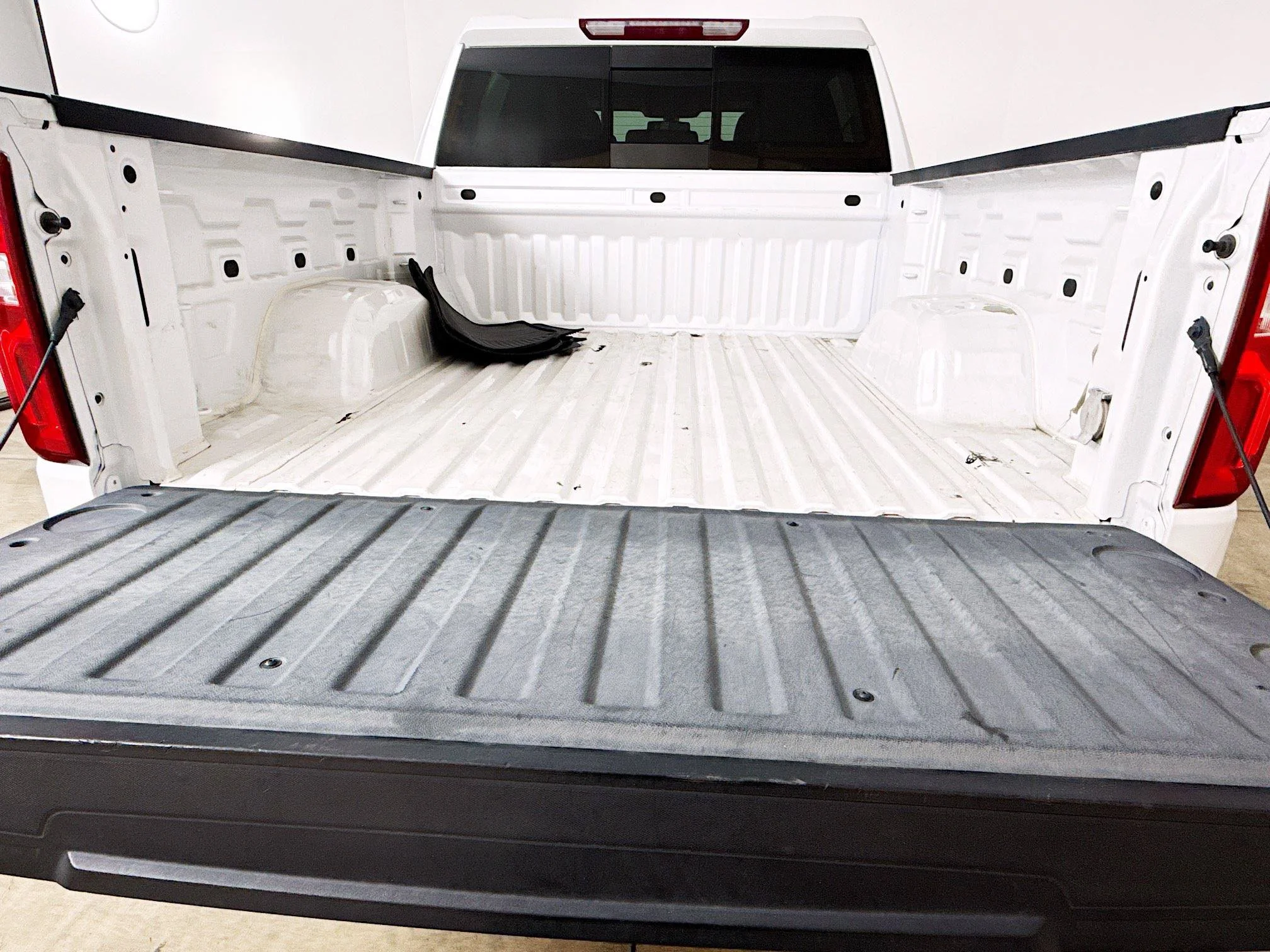 Used 2022 Iridescent Pearl Tricoat Chevrolet LTZ image 29