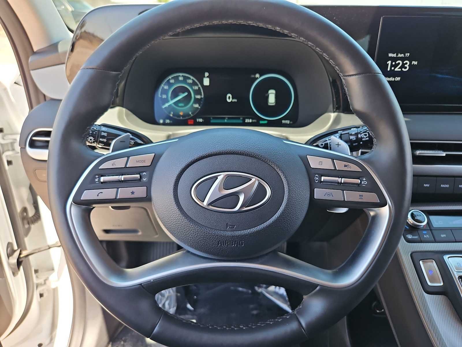 Certified Used 2025 Hyper White Hyundai SEL Premium 8P image 22