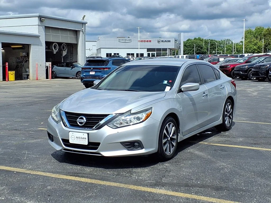 Used 2017 Nissan Altima SV with VIN 1N4AL3AP7HC200916 for sale in Kansas City