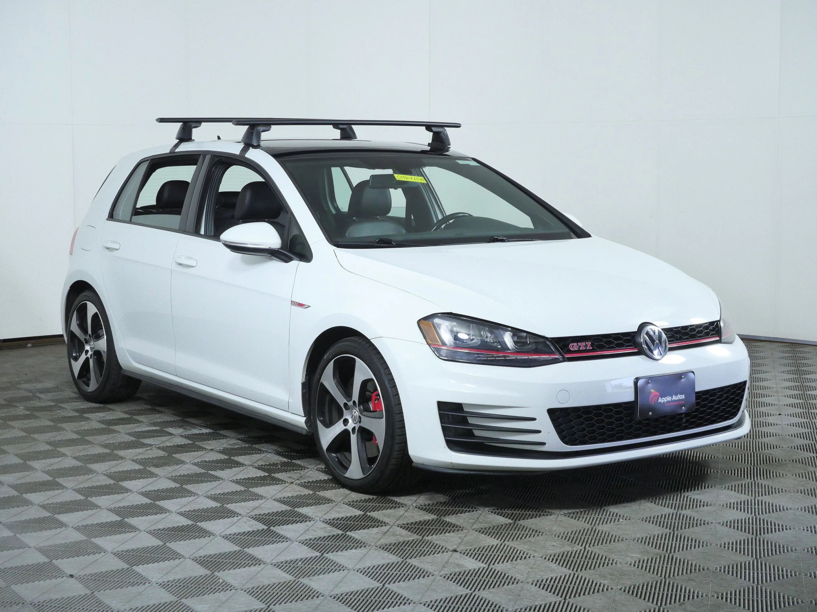Used 2017 Pure White Volkswagen SE image 1