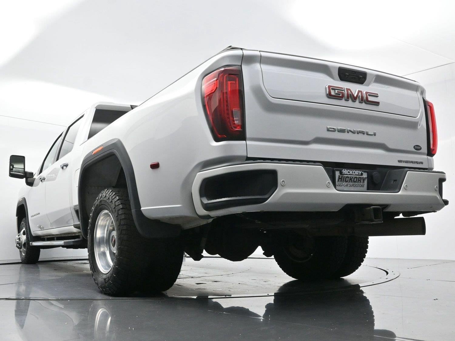 Used 2022 White Frost Tricoat GMC Denali image 50