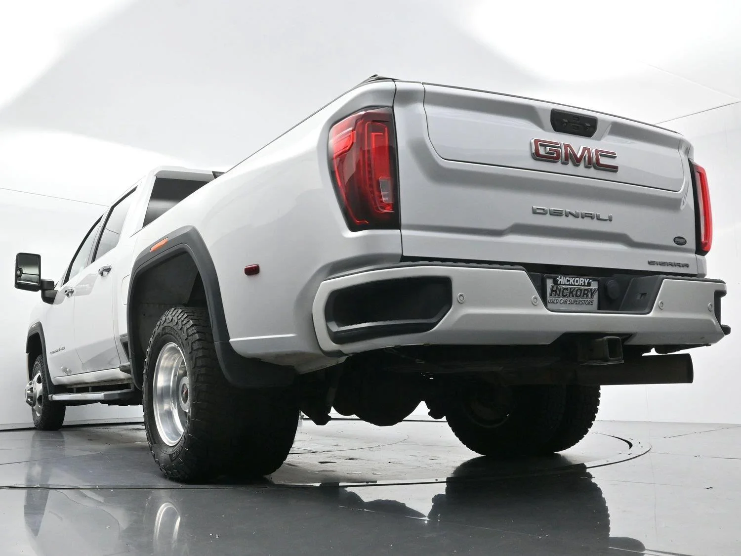 Used 2022 White Frost Tricoat GMC Denali image 50