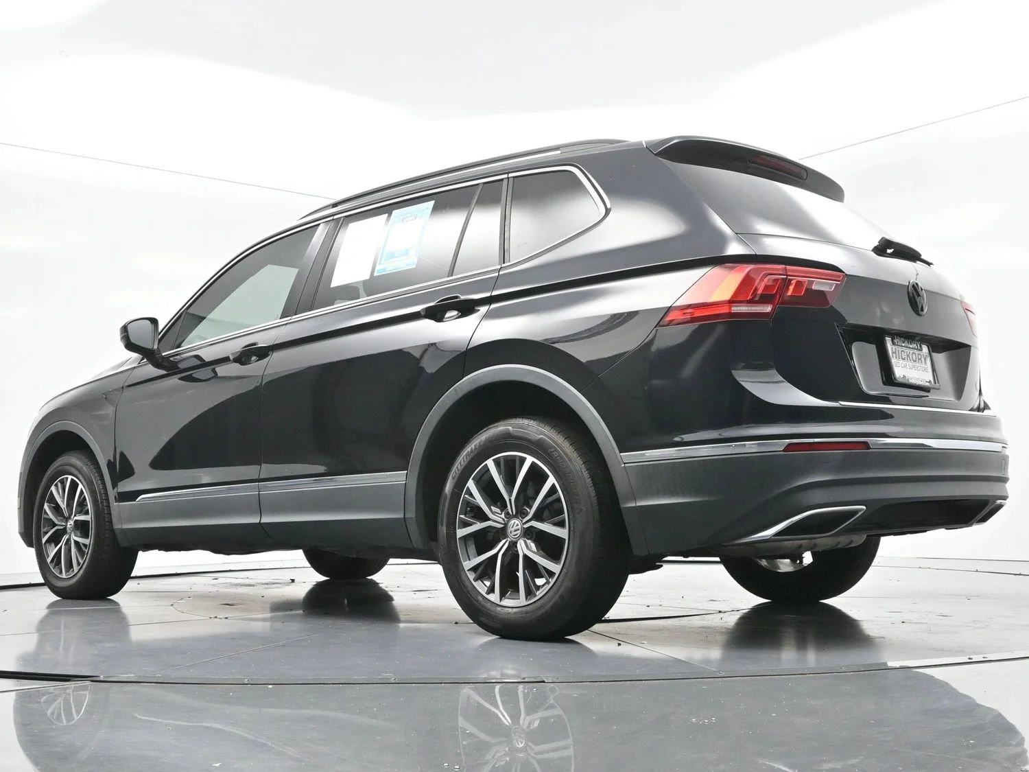 Used 2020 Deep Black Pearl Volkswagen SE image 48