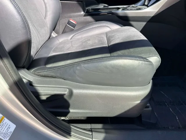Used 2025 Silver Mitsubishi SE image 22