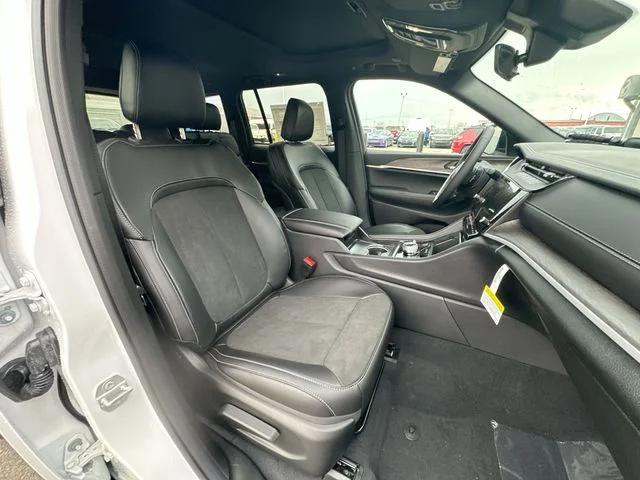 New 2026 Bright White Clear-Coat Exterior Paint Jeep Altitude image 27