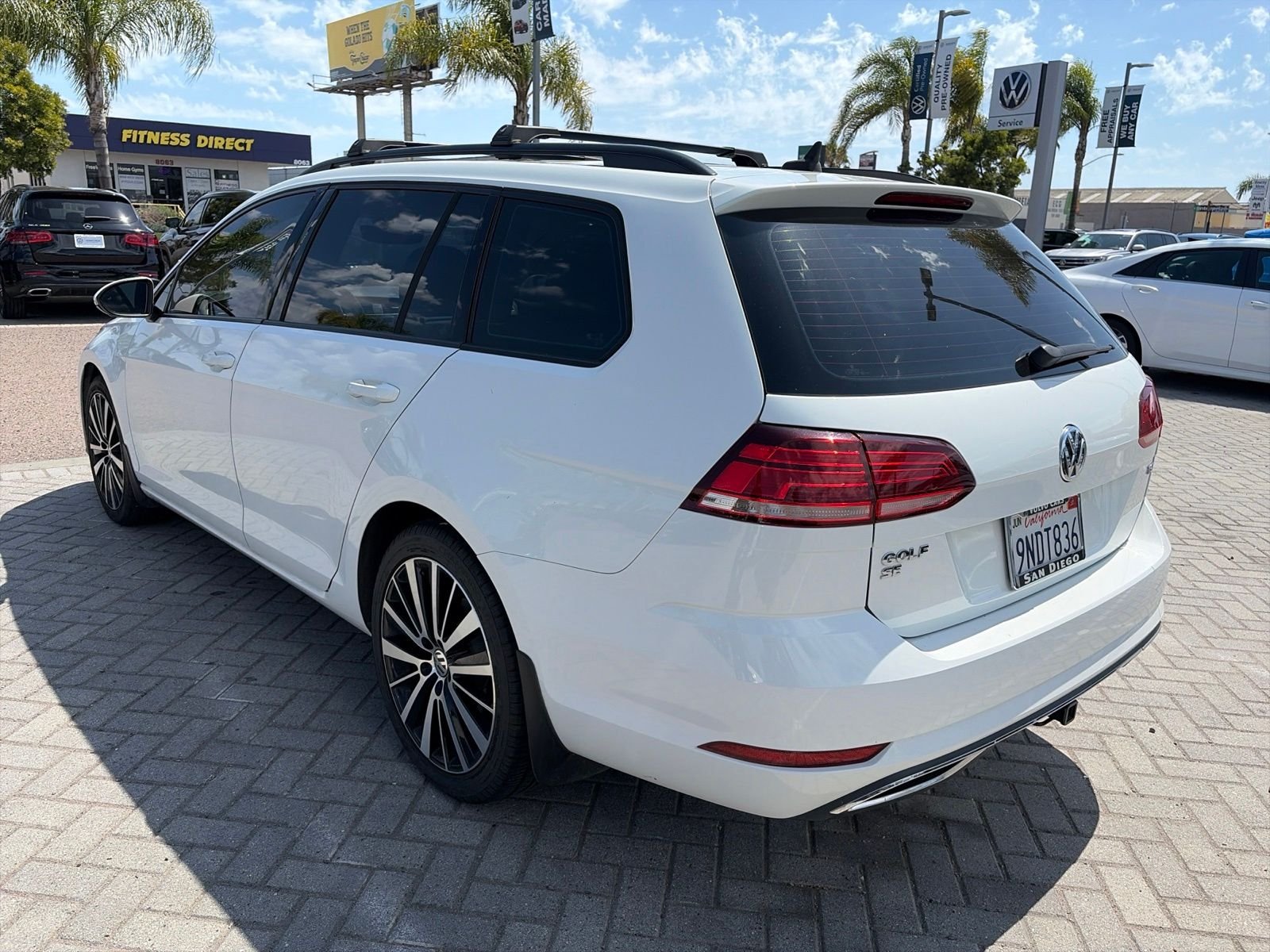 Used 2018 Pure White Volkswagen SE image 4