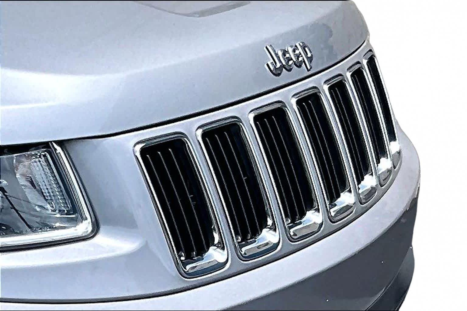 Used 2015 Billet Silver Metallic Clearcoat Jeep Laredo image 28