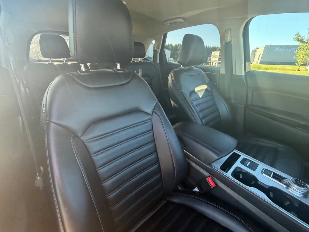 Used 2022 Red Ford SEL image 27