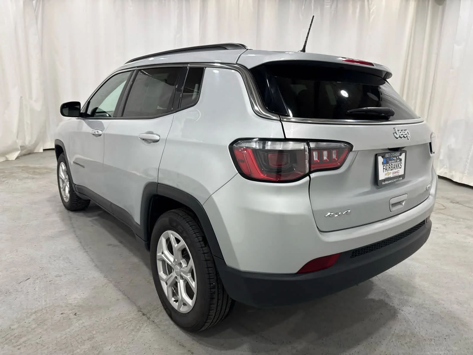 Used 2024 Sil/silver Jeep Latitude image 3