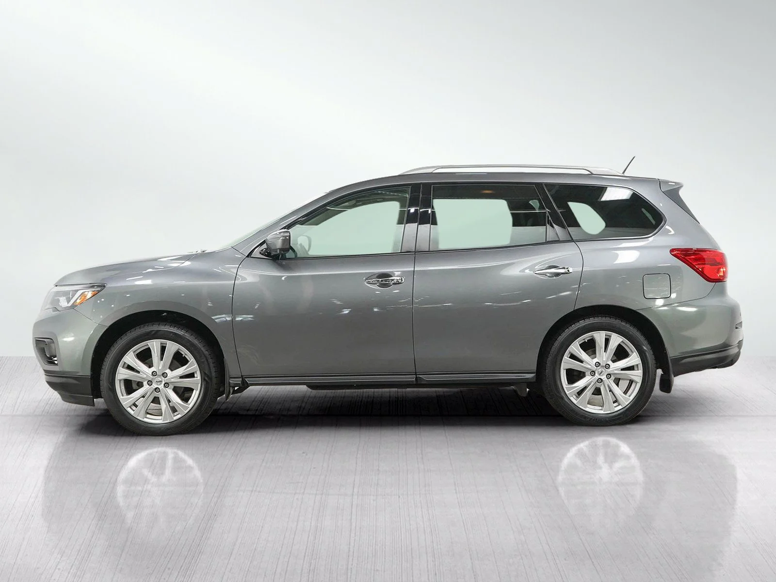 Used 2018 Nissan Pathfinder SL with VIN 5N1DR2MM9JC635391 for sale in Burnsville, Minnesota
