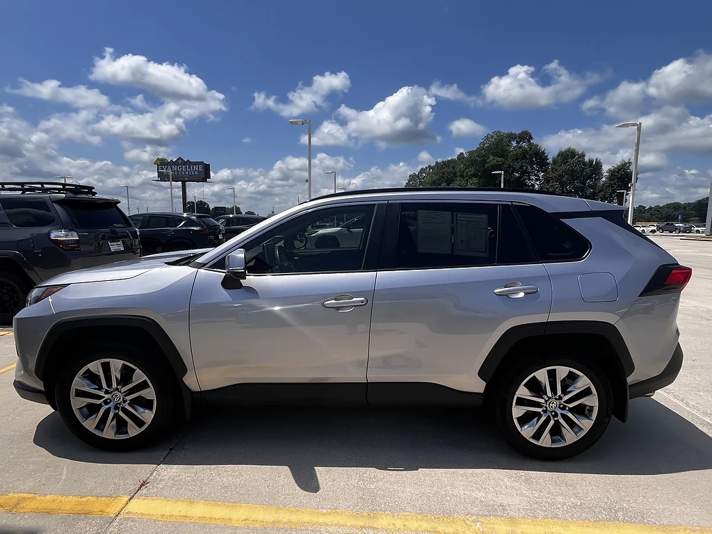 Certified Used 2022 Silver Sky Metallic Toyota XLE Premium image 6