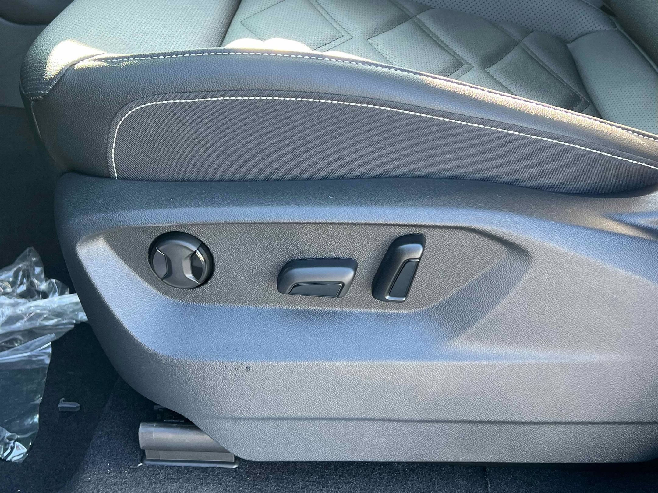 New 2026 Deep Black Volkswagen 2.0T SE w/Technology image 18