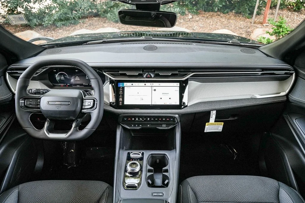 New 2026 Diamond Black Crystal Pearlcoat Jeep Laredo image 13