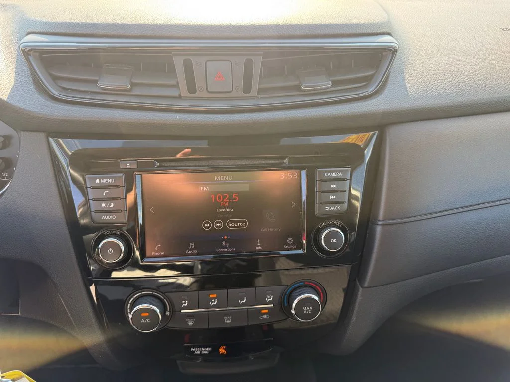 Used 2019 White Nissan S image 13