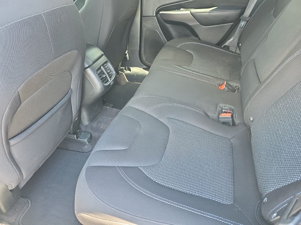 Used 2019 Silver Jeep Latitude image 11