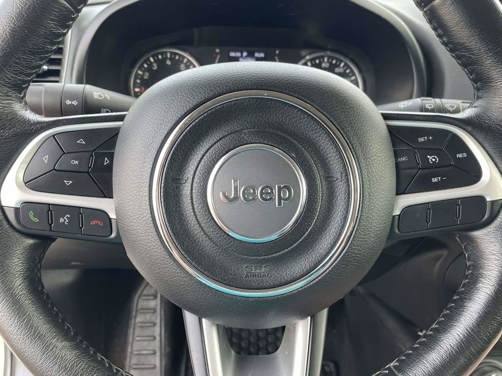 Used 2023 White Jeep Latitude image 25